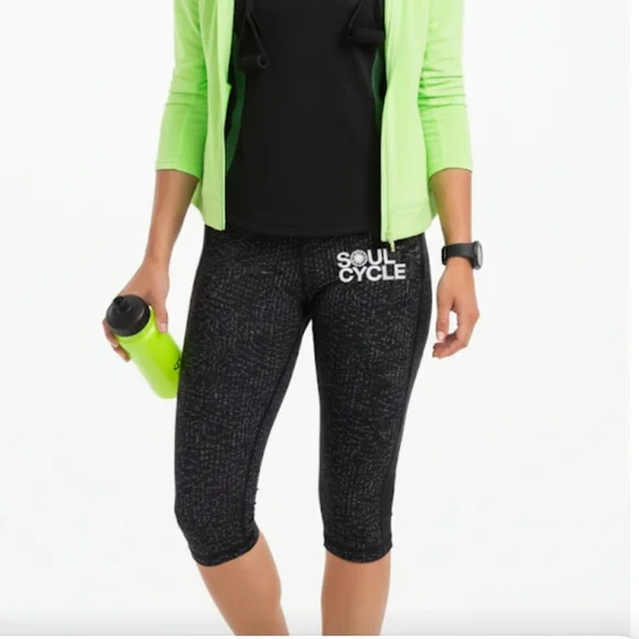 Lululemon SoulCycle Black Short Leggings Sz 8 - Picture 1 of 10